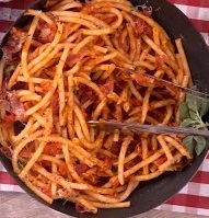 Ιταλικο Σπαγγετι  με χοντρό μακαρόνι και κόκκινη σάλτσα με μπέικον