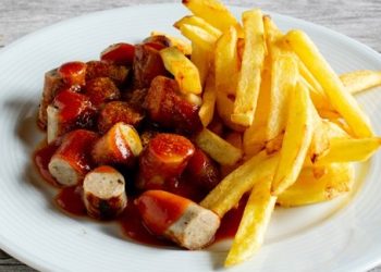 Λουκάνικα με Πατάτες και Σάλτσα