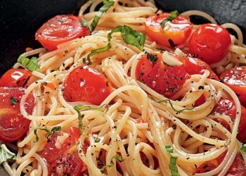 Μακαρονάδα με ντομάτα και τυρί