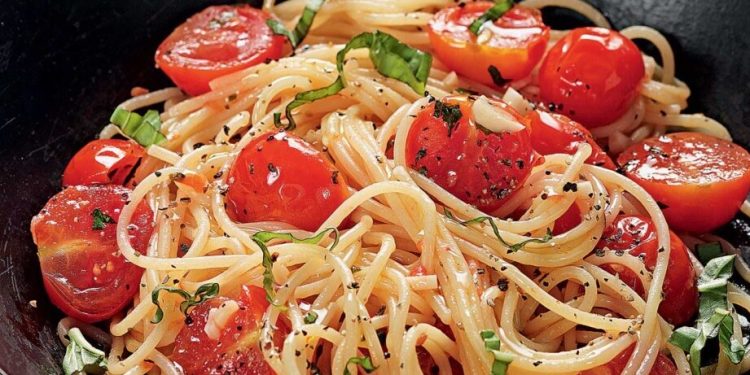 Μακαρονάδα με ντομάτα και τυρί