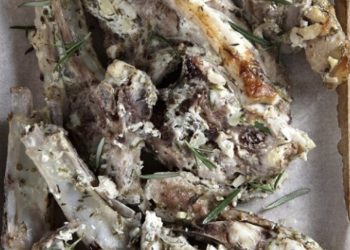 Παϊδάκια μαριναρισμένα σε γιαούρτι και μαστίχα