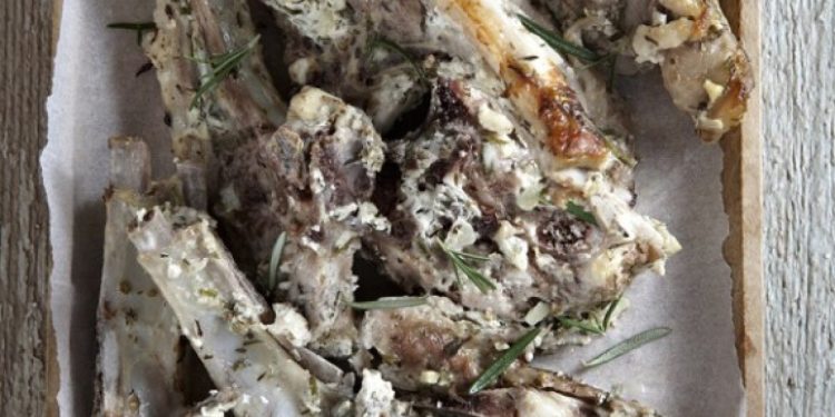 Παϊδάκια μαριναρισμένα σε γιαούρτι και μαστίχα