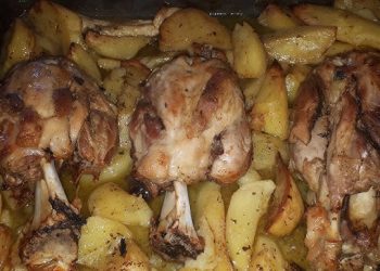 Σιγομαγειρεμένο Αρνίσιο Κότσι με Πατάτες Φούρνου & Μυρωδικά