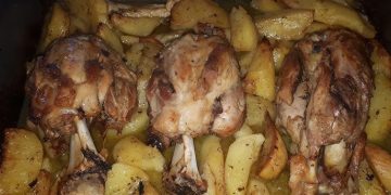 Σιγομαγειρεμένο Αρνίσιο Κότσι με Πατάτες Φούρνου & Μυρωδικά