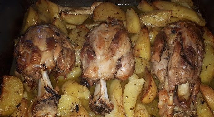 Σιγομαγειρεμένο Αρνίσιο Κότσι με Πατάτες Φούρνου & Μυρωδικά