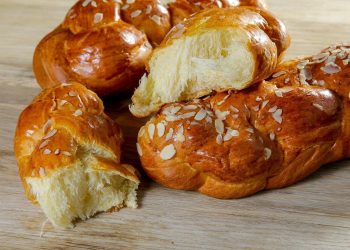 Τσουρέκι χωρίς μίξερ γεμιστό με σοκολάτα