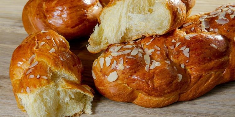 Τσουρέκι χωρίς μίξερ γεμιστό με σοκολάτα