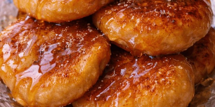 Ζεστές τηγανίτες με μέλι