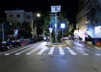 Νέες «έξυπνες» φωτεινές διαβάσεις στον Πειραιά για μεγαλύτερη ασφάλεια των πεζών