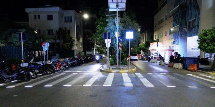Νέες «έξυπνες» φωτεινές διαβάσεις στον Πειραιά για μεγαλύτερη ασφάλεια των πεζών