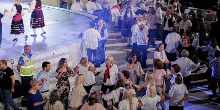 «Σαν παλιό σινεμά» Μια βραδιά γεμάτη κέφι, χαρά  και νοσταλγία στο 13ο  Φεστιβάλ Τρίτης Ηλικίας των Κέντρων Αγάπης και Αλληλεγγύης του Δήμου Πειραιά στο Βεάκειο Θέατρο