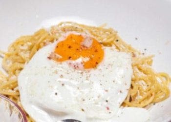 Μανιάτικη μακαρονάδα με μυζήθρα και αυγό μάτι