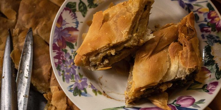 Πρασοκιμαδόπιτα με ιδιαίτερα φύλλα, από το Μέτσοβο