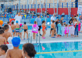 Παιδικές φωνές, χαμόγελα και ενθουσιασμός στη Γιορτή Κολύμβησης του Δήμου Πειραιά στα Βοτσαλάκια