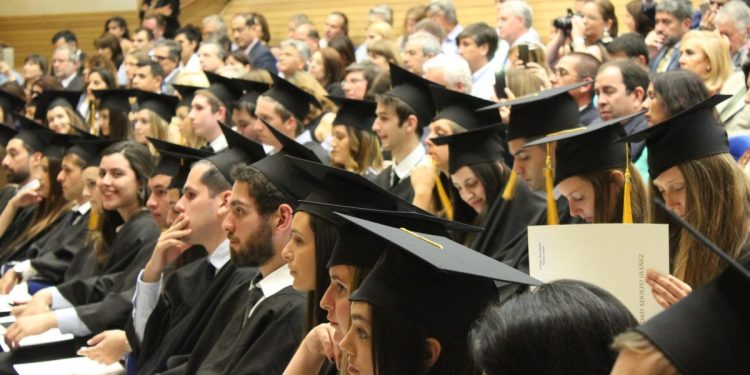 Eurostat: Στον πάτο της ΕΕ η Ελλάδα στην απορρόφηση νέων πτυχιούχων – Μεγάλες διαφορές ανά φύλο και χώρα