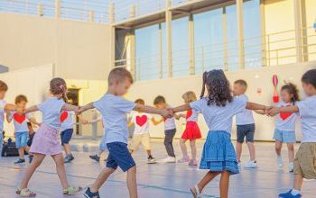 «Ένα Ταξίδι: Ήλιος, Θάλασσα και Φως» Μια ξεχωριστή καλοκαιρινή γιορτή των Βρεφονηπιακών Σταθμών στο Βεάκειο Θέατρο