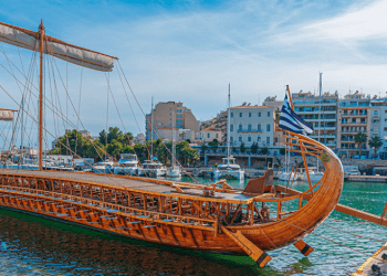 Ο Δήμαρχος Πειραιά Γιάννης Μώραλης υποδέχθηκε την ιστορική τριήρη «Ολυμπιάς» του Πολεμικού Ναυτικού στο πλαίσιο των «Ημερών Θάλασσας 2026»