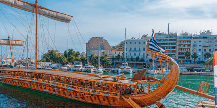Ο Δήμαρχος Πειραιά Γιάννης Μώραλης υποδέχθηκε την ιστορική τριήρη «Ολυμπιάς» του Πολεμικού Ναυτικού στο πλαίσιο των «Ημερών Θάλασσας 2026»