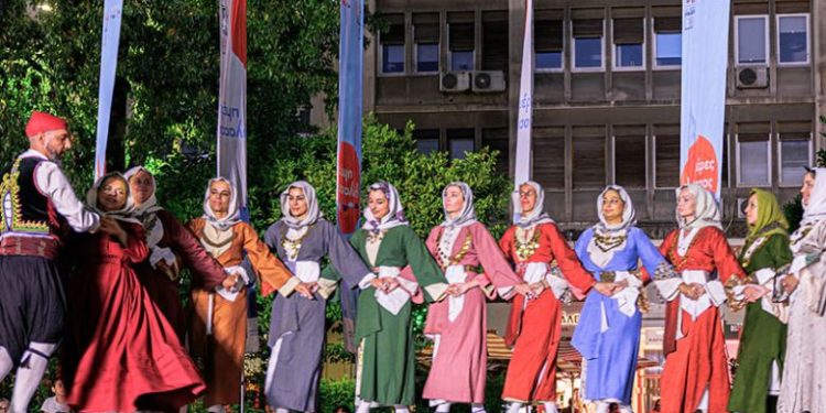 Εντυπωσίασαν οι «Χοροί της Θάλασσας»,  με το πολιτιστικό  τους «ταξίδι» στην καρδιά του Πειραιά