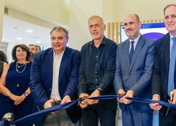Στα εγκαίνια του νέου myPoint της ΑΑΔΕ στον Πειραιά ο Δήμαρχος Πειραιά Γιάννης Μώραλης
