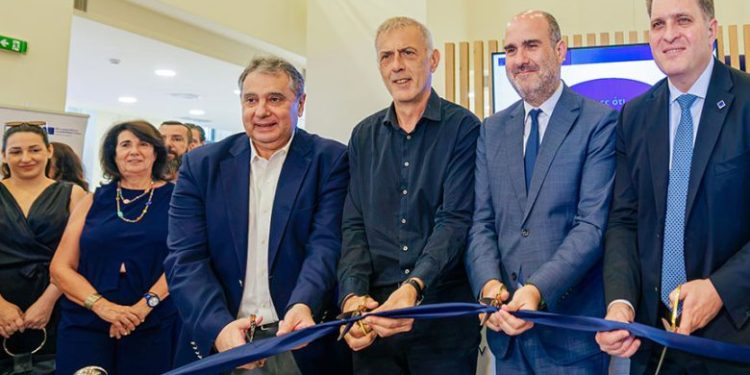Στα εγκαίνια του νέου myPoint της ΑΑΔΕ στον Πειραιά ο Δήμαρχος Πειραιά Γιάννης Μώραλης
