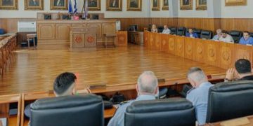 Παρεμπόριο, κυκλοφοριακό και προστασία δημόσιου χώρου στο επίκεντρο της ευρείας σύσκεψης εργασίας στο Δημαρχείο Πειραιά