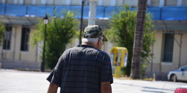 Τρέχουν να πάρουν σύνταξη 130.000 ασφαλισμένοι – Νέο ρεκόρ αιτήσεων στο επτάμηνο του 2026