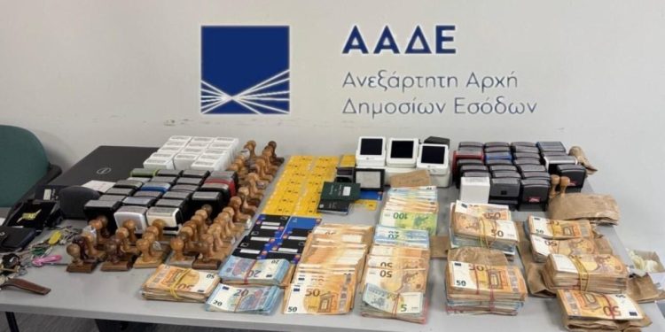 Σωρεία κακουργημάτων απήγγειλε ο εισαγγελέας για το κύκλωμα απάτης σε βάρος του Δημοσίου μέσω διαδοχικών ΑΦΜ