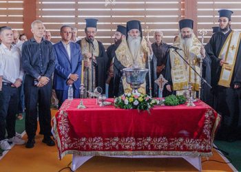 Ο Δήμαρχος Πειραιά Γιάννης Μώραλης στον αγιασμό σχολείων της πόλης