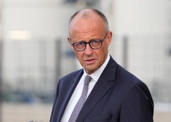 Υπό το βάρος των διαδοχικών αρνητικών εκλογικών αποτελεσμάτων και των εξαιρετικά χαμηλών ποσοστών του Χριστιανοδημοκρατικού Κόμματος (CDU) και προσωπικά του ιδίου στις δημοσκοπήσεις, ο καγκελάριος Φρίντριχ Μερτς σκοπεύει να ζητήσει έμμεσα ψήφο εμπιστοσύνης από την ηγεσία του κόμματός του. Σύμφωνα με το περιοδικό Stern και τον ιστότοπο «Table.Media», το βράδυ της Κυριακής, μετά τις κρατιδιακές εκλογές στο Μεκλεμβούργο-Δυτική Πομερανία και στο Βερολίνο, ο κ. Μερτς σχεδιάζει να παρουσιάσει στην εκτελεστική επιτροπή του CDU τελεσίγραφο: είτε θα συμφωνήσουν όλοι σε μια ενιαία πορεία μεταρρυθμίσεων υπό την ηγεσία του είτε θα υποβάλει άμεσα την παραίτησή του. Δεν σκοπεύει ωστόσο να παραιτηθεί οικειοθελώς από το αξίωμά του. Όπως επισημαίνει το Stern, τα μέλη της επιτροπής έχουν ήδη λάβει πρόσκληση για συνεδρίαση στις 17:00 (τοπική ώρα) της Κυριακής. Επιπλέον, σύμφωνα με τον ιστότοπο «Table. Briefing», υπάρχουν φήμες ότι ο Φρίντριχ Μερτς θα παρουσιάσει σημεία με τα οποία το κόμμα σκοπεύει να ξεκινήσει συζητήσεις με τον κυβερνητικό του εταίρο, το SPD. Αυτά τα σημεία περιλαμβάνουν υψηλότερες φορολογικές ελαφρύνσεις και μέτρα για τη μείωση των τιμών της ενέργειας. Με αυτήν την κίνηση, ο καγκελάριος στοχεύει να εξασφαλίσει την υποστήριξη των ισχυρών πρωθυπουργών των κρατιδίων Χέντρικ Βουστ, Ντάνιελ Γκίντερ και Μπόρις Ράιν. Ο καγκελάριος έχει μάλιστα αναβάλει την αναχώρησή του για τη Γενική Συνέλευση των Ηνωμένων Εθνών στη Νέα Υόρκη, προκειμένου να παρευρεθεί στη συνεδρίαση της κοινοβουλευτικής ομάδας του CDU την Τρίτη. Τις τελευταίες ημέρες διακινούνται σενάρια αντικατάστασης του Φρίντριχ Μερτς στην καγκελαρία, σενάριο το οποίο, όπως μεταδίδουν γερμανικά ΜΜΕ, υποστηρίζεται από περίπου 30 βουλευτές του CDU. Σήμερα ο ομοσπονδιακός υπουργός Εσωτερικών Αλεξάντερ Νόμπριντ (CSU) διέψευσε τη φήμη ότι είναι πιθανός αντικαταστάτης του καγκελάριου. Προηγουμένως, ο αρχηγός του κόμματός του Μάρκους Ζέντερ είχε διαβεβαιώσει ότι δεν θα προκαλέσει το CSU πτώση της κυβέρνησης. Πηγή: ΑΠΕ-ΜΠΕ