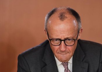 Μερτς: Θα ζητήσει άμεσα ψήφο εμπιστοσύνης από την ηγεσία του κόμματός του