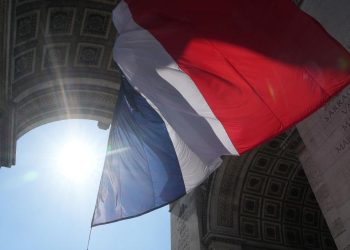 UBS: Δημοσιονομικό «ναρκοπέδιο» η Γαλλία πριν τις εκλογές του 2027