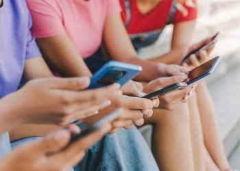 Η Κομισιόν απαγορεύει τα social media σε παιδιά κάτω των 13 ετών