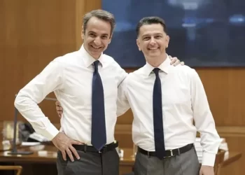 «Από πού αμείβεται ο ‘εθελοντής’ διευθυντής του γραφείου Μητσοτάκη στη Βουλή;» – Απαντήσεις ζητά η ΕΛΑΣ για το ρόλο του Μιχάλη Μπεκίρη