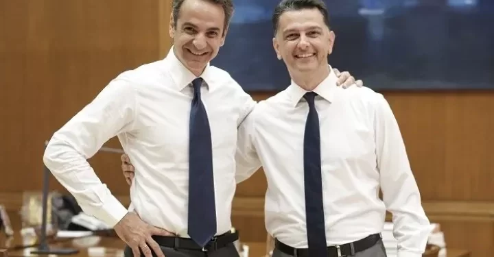 «Από πού αμείβεται ο ‘εθελοντής’ διευθυντής του γραφείου Μητσοτάκη στη Βουλή;» – Απαντήσεις ζητά η ΕΛΑΣ για το ρόλο του Μιχάλη Μπεκίρη