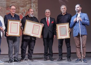 Ο Δήμαρχος Πειραιά Γιάννης Μώραλης στην παρουσίαση του βιβλίου «Η Γέννηση ενός Θρύλου» του Νίκου Γαβαλά στο Δημοτικό Θέατρο