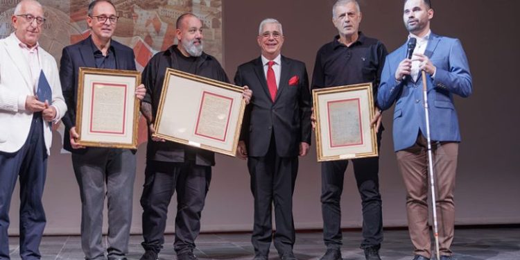 Ο Δήμαρχος Πειραιά Γιάννης Μώραλης στην παρουσίαση του βιβλίου «Η Γέννηση ενός Θρύλου» του Νίκου Γαβαλά στο Δημοτικό Θέατρο