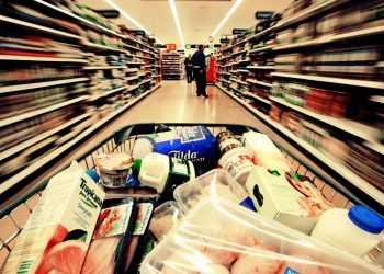 ΗΠΑ: Η καταναλωτική εμπιστοσύνη ενισχύθηκε για πρώτη φορά μετά από τέσσερις μήνες