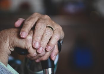 ΙΟΒΕ: Αφημένοι στην τύχη τους – Ουραγός η Ελλάδα στη μακροχρόνια φροντίδα