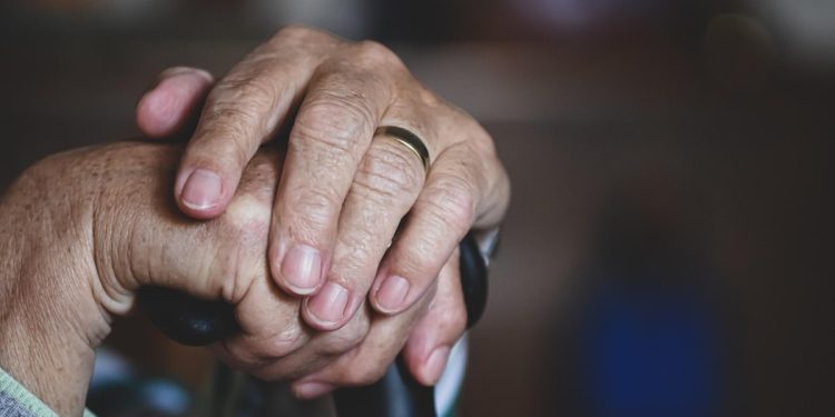 ΙΟΒΕ: Αφημένοι στην τύχη τους – Ουραγός η Ελλάδα στη μακροχρόνια φροντίδα