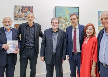 «Χνάρια, μορφές κι απόηχοι» Ένα ξεχωριστό εικαστικό ταξίδι στη θάλασσα και τις μνήμες του Πειραιά στα εγκαίνια της έκθεσης του Γιάννη Μίχα στη Δημοτική Πινακοθήκη Πειραιά